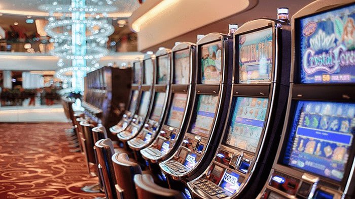 Ilustrasi mesin permainan slot online dengan simbol klasik
